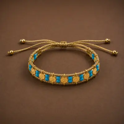 Handgefertigtes Makramee Armband Medals in Türkis und Gold. Stylingbild.
