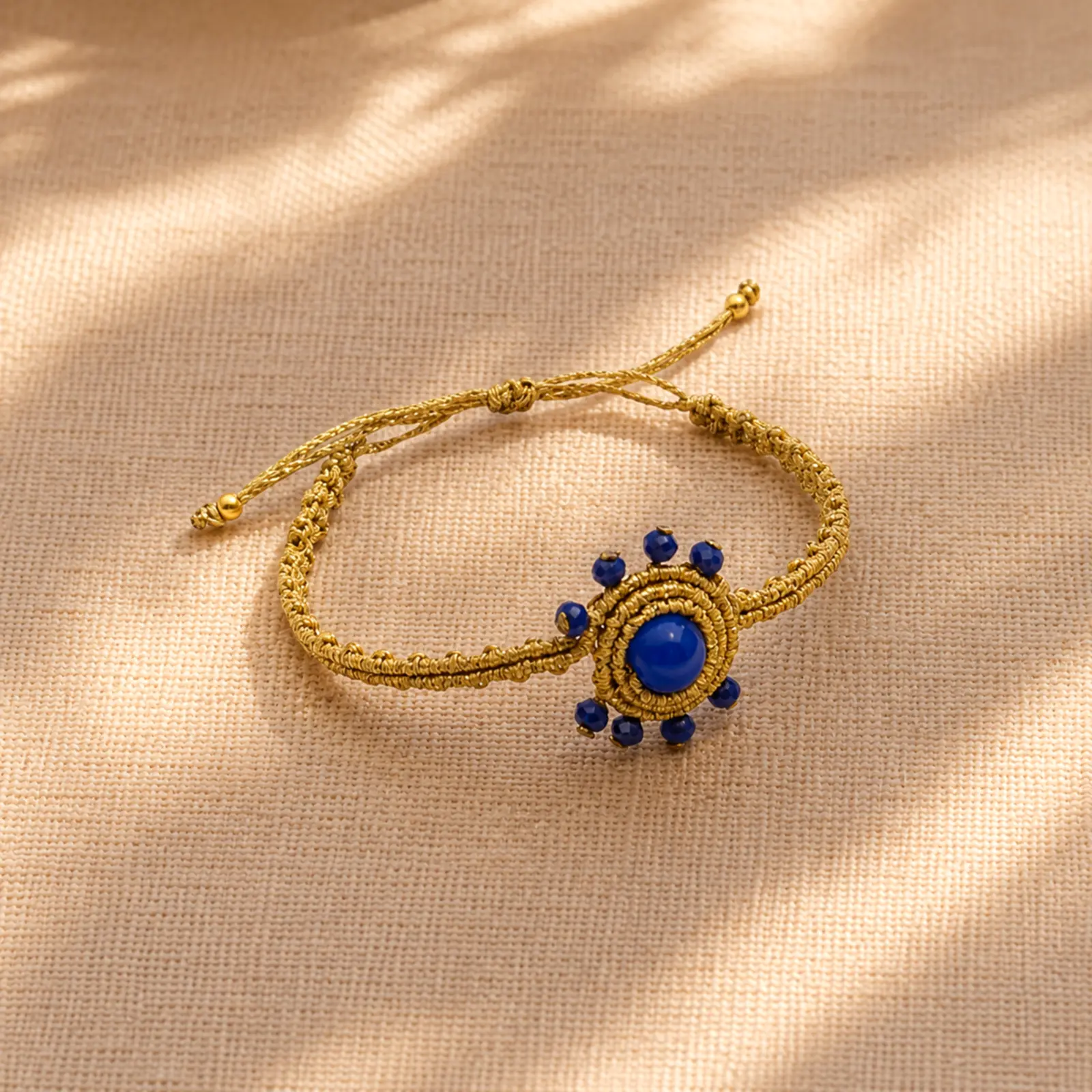 Bracciale macramè fatto a mano Iris in Blu Scuro e Oro. Immagine di Stile.