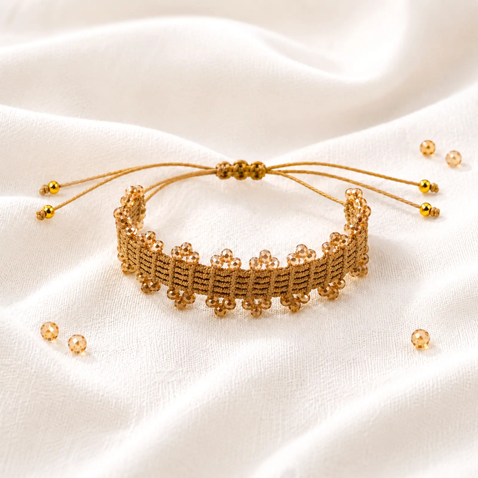 Bracciale macramè fatto a mano Crystal Strings in Oro e Rosé. Immagine di Stile.